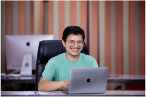 办公室笔记本办公男士图片